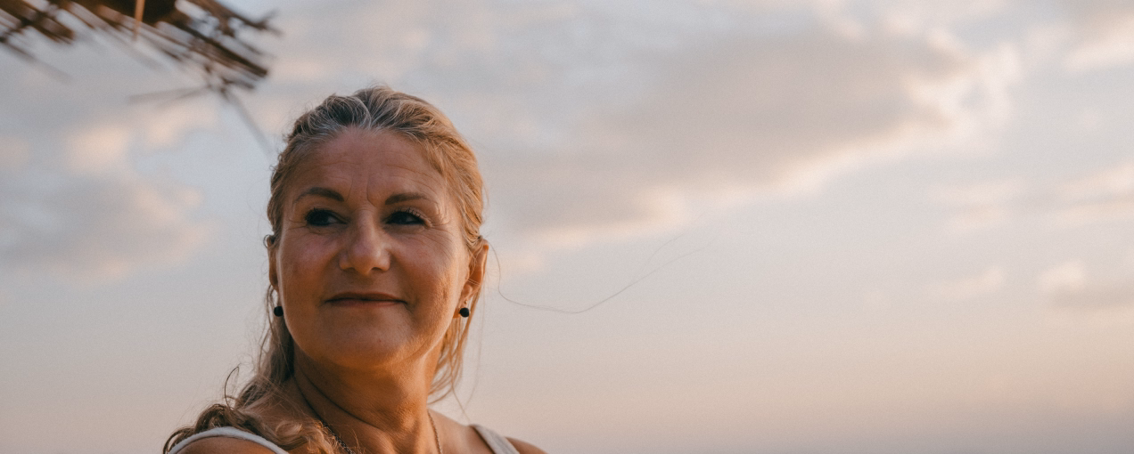 Lächelnde selbstbewusste weibliche Beraterin Klaudija Ivkovic, die vor dem Sonnenuntergang steht