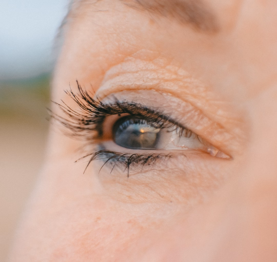 Blaues Auge im Sonnenuntergang